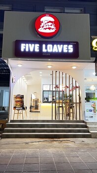 five loaves beds patong