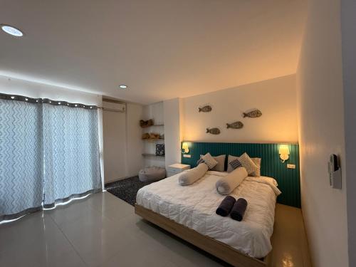 five loaves beds patong