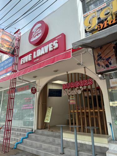 five loaves beds patong