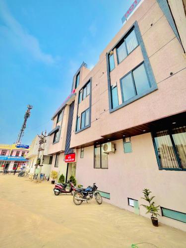 hotel grand aana inn