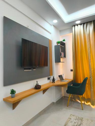 arth studios omaxe hazratganj gomti nagar ext