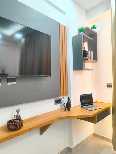 arth studios omaxe hazratganj gomti nagar ext