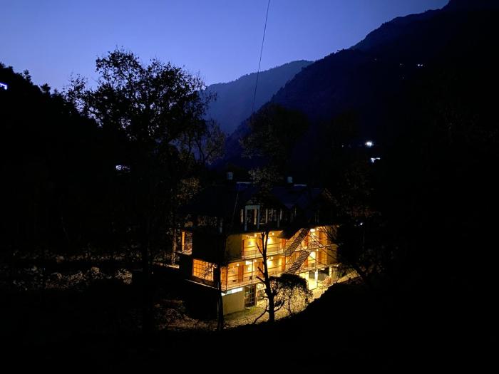 vivaan stays tirthan