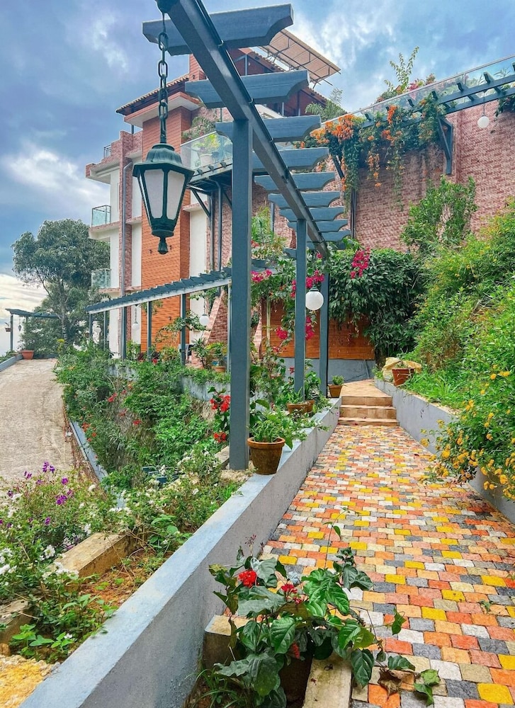 kacholam serviced villa