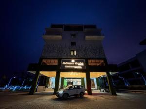 the monarch hotel bagalur it park