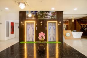 the monarch hotel bagalur it park