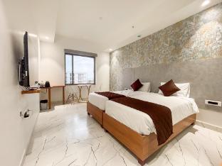 the monarch hotel bagalur it park