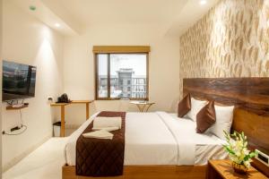 the monarch hotel bagalur it park