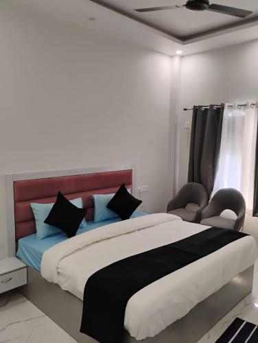 Aastha Guest House,,3 star