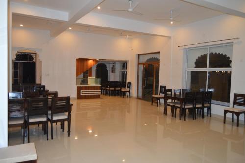 The Hinglajgarh Resort,,3 star