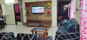 crozy corner 2bhk near aig andus embassy