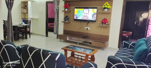 crozy corner 2bhk near aig andus embassy