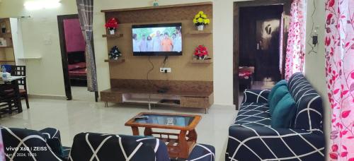 crozy corner 2bhk near aig andus embassy