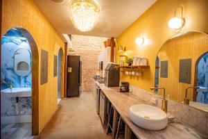 social stays first hostel on state street