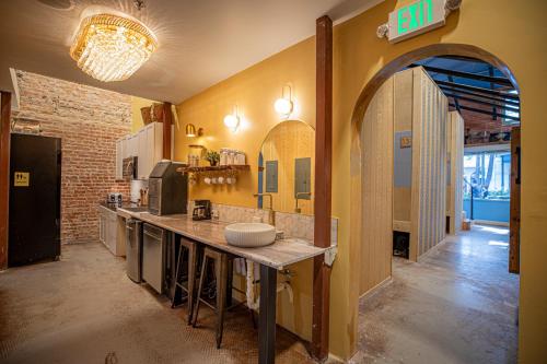 Social Stays - First Hostel On State Street ,,3 star