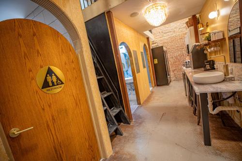 social stays first hostel on state street