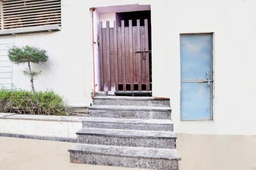 collection o hotel star inn near by hindon airforce mohan nagar ghaziabad