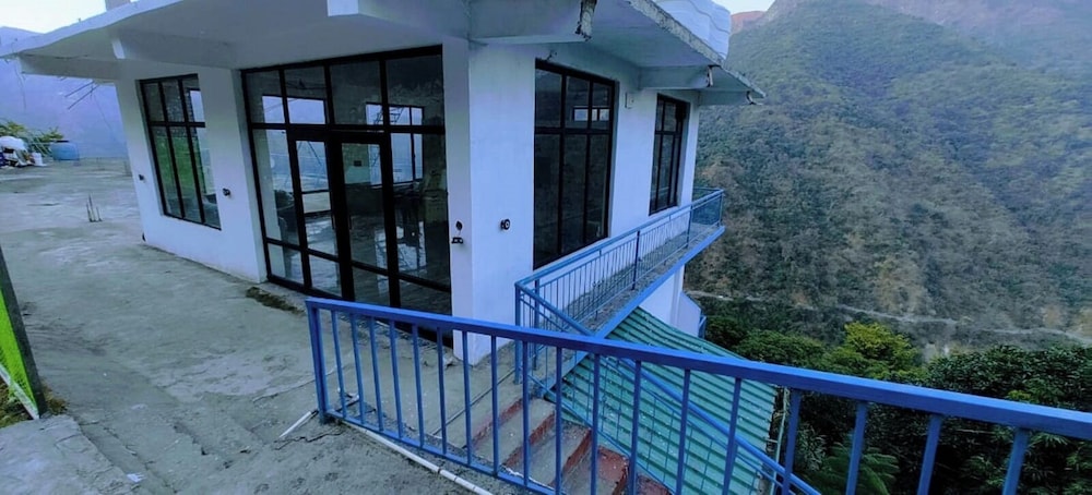 the yamuna deck resort and cafe