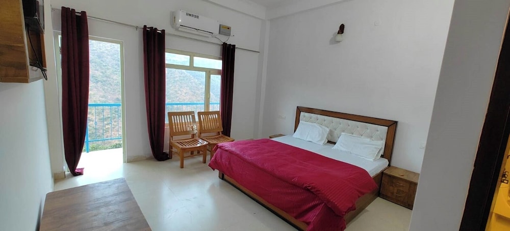 the yamuna deck resort and cafe
