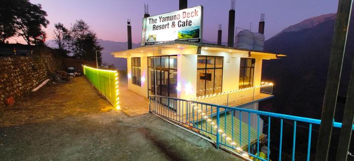 the yamuna deck resort and cafe