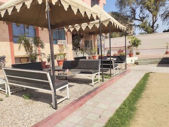 hotel maharani resort and bar near jaipur airport