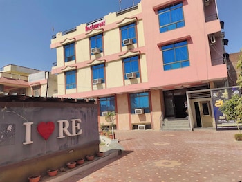 hotel maharani resort and bar near jaipur airport