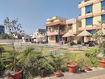 hotel maharani resort and bar near jaipur airport