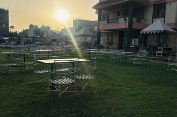 hotel maharani resort and bar near jaipur airport