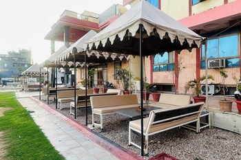 hotel maharani resort and bar near jaipur airport