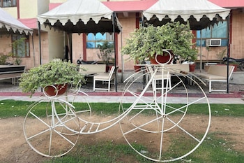 hotel maharani resort and bar near jaipur airport
