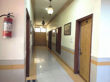 hotel maharani resort and bar near jaipur airport