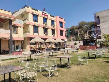 hotel maharani resort and bar near jaipur airport