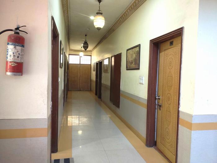 hotel maharani resort and bar near jaipur airport