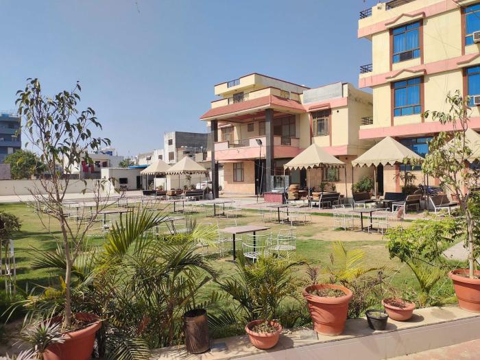 hotel maharani resort and bar near jaipur airport