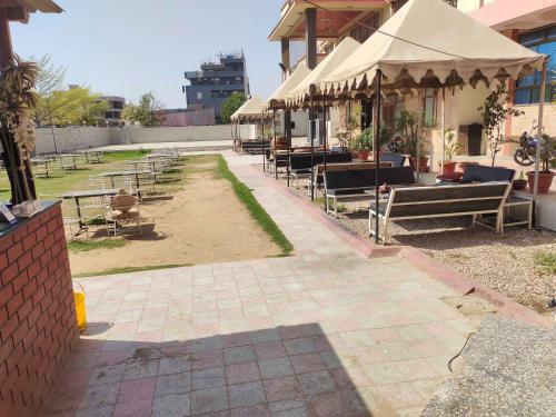 hotel maharani resort and bar near jaipur airport