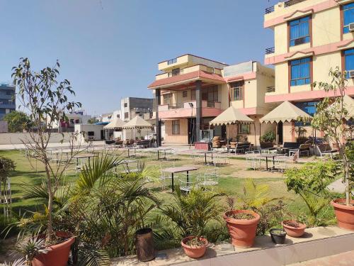 hotel maharani resort and bar near jaipur airport