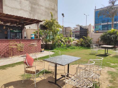 hotel maharani resort and bar near jaipur airport