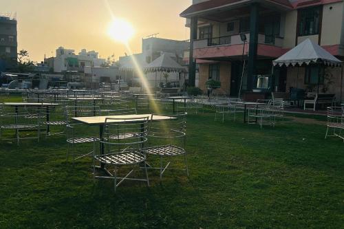 hotel maharani resort and bar near jaipur airport