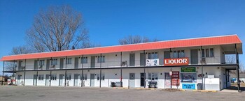 Paradise Falls Motel &  Liquor Llc,,2 star