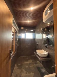 shalom hillcrest inn