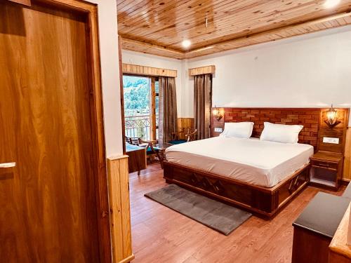 Shalom Hillcrest Inn,,3 star