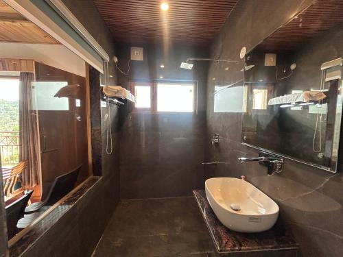 shalom hillcrest inn