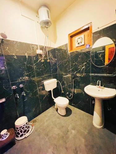 Chalo Challal Hotel & Cafe,,2 star