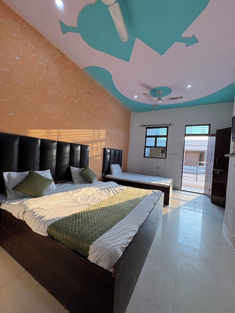 the grand plaza agra