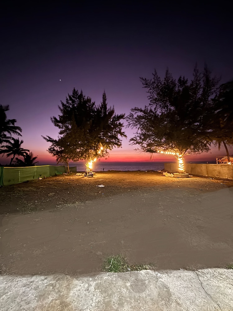 sea royal rooms and cafe