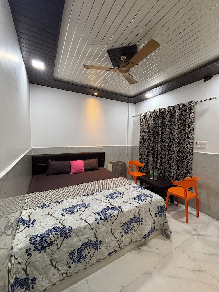 sea royal rooms and cafe