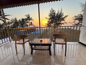 sea royal rooms and cafe