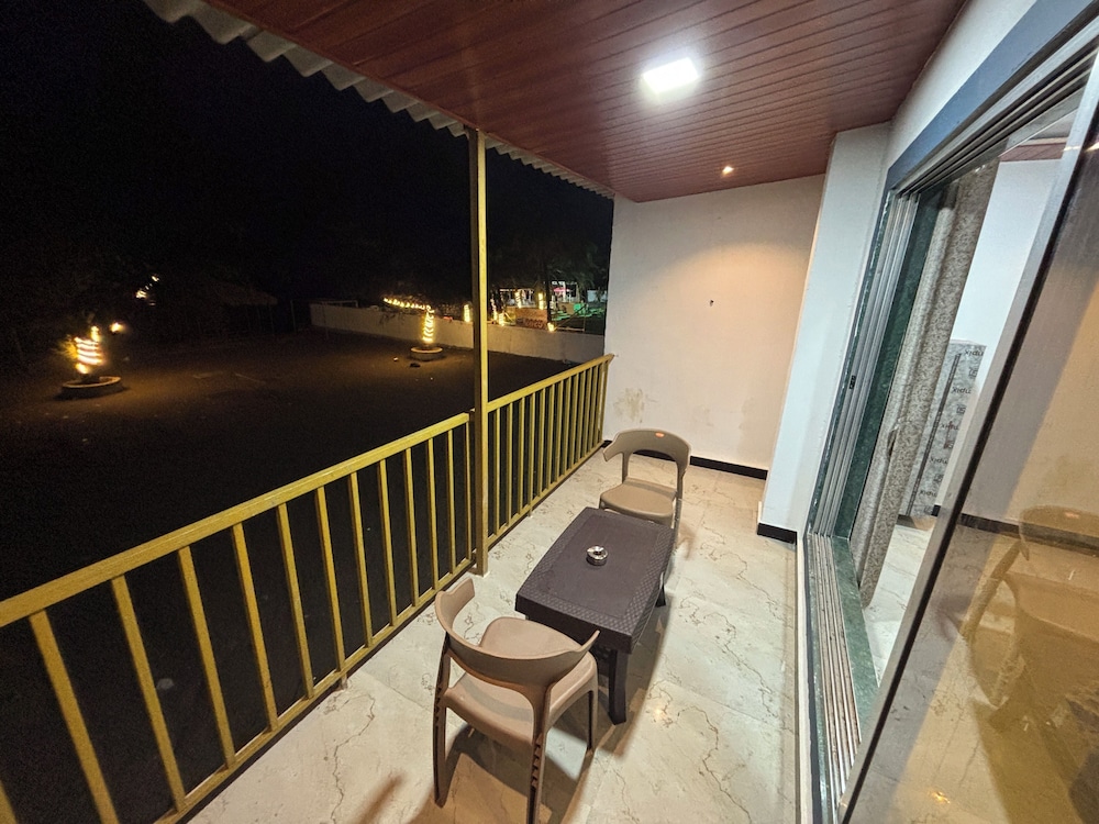 sea royal rooms and cafe