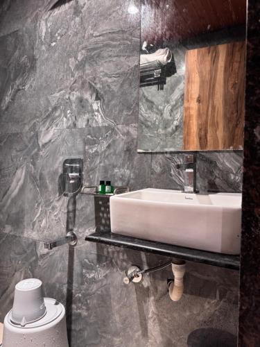 Hotel West Line Andheri,,3 star