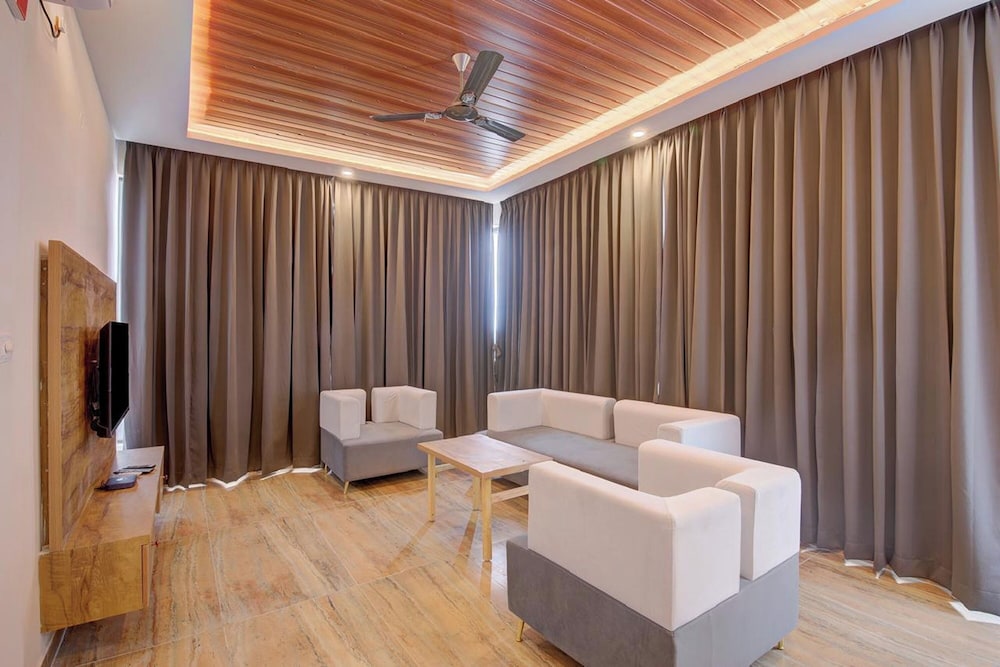 hotel tree suites next airport inn